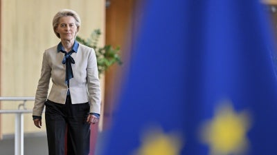 Die Präsidentin der EU-Kommission, Ursula von der Leyen, auf dem Weg zu einem Gespräch mit Vertreter*innen der europäischen Chemieindustrie in Brüssel, 12.5.2025. © 2025 Nicolas Tucat/AP Photo