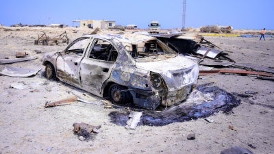 مركبات محترقة بالقرب من ميناء رأس عيسى في الحديدة، اليمن، في أعقاب القصف الأمريكي في 17 أبريل/نيسان 2025. التقطت الصورة في 18 أبريل/نيسان 2025.