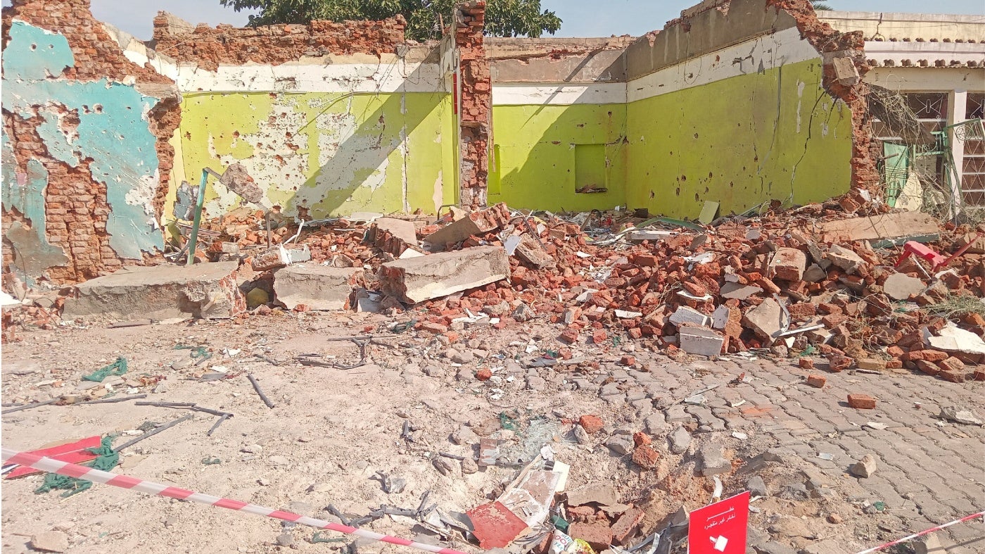 صورة شاركها أحد سكان نيالا في 6 فبراير/شباط 2025، تظهر المبنى المدمر في موقع غارة جوية في 3 فبراير/شباط قرب مستشفى مكة للعيون في نيالا، جنوب دارفور.