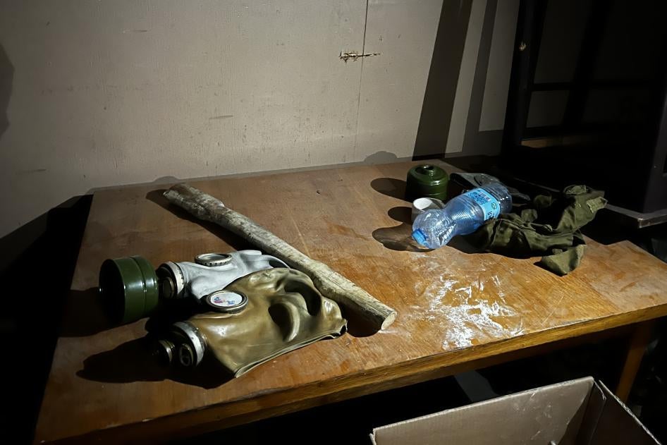 Des masques à gaz abandonnés dans une pièce au sous-sol du Poste de police central d’Izioum, en Ukraine, où les forces russes ont détenu et torturé plusieurs personnes. Deux hommes détenus dans cette pièce ont déclaré que leurs ravisseurs leur imposaient le port d’un masque à gaz pour étouffer leurs cris quand ils subissaient des mauvais traitements. Photo prise le 23 septembre 2022. 